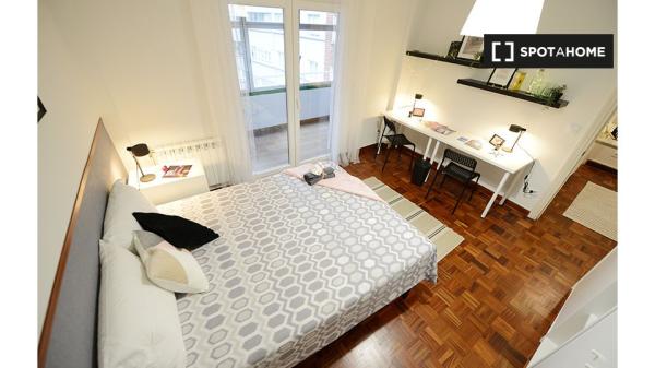 Room for rent in 4-bedroom apartment in Ametzola, Bilbao