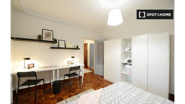 Room for rent in 4-bedroom apartment in Ametzola, Bilbao