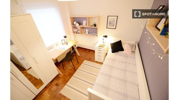 Room for rent in 4-bedroom apartment in Ametzola, Bilbao