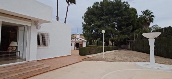 Casa independiente en calle Medico Jorge Serrano