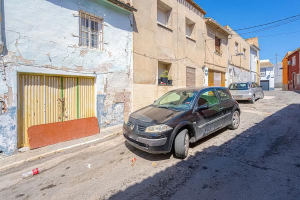 Chalet pareado en calle Castalla