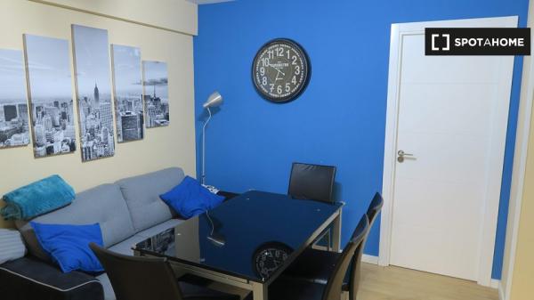 Exterior room in 4-bedroom apartment in Triana, Seville