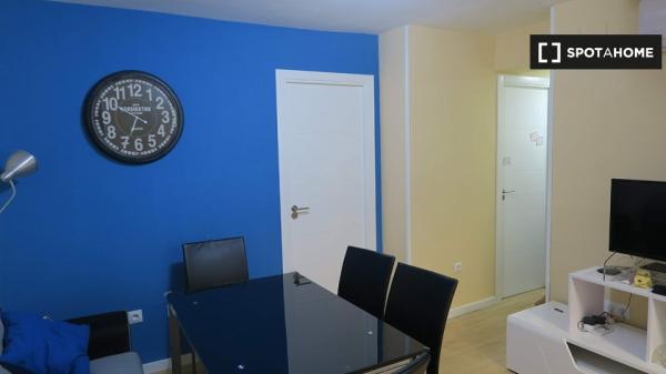 Exterior room in 4-bedroom apartment in Triana, Seville