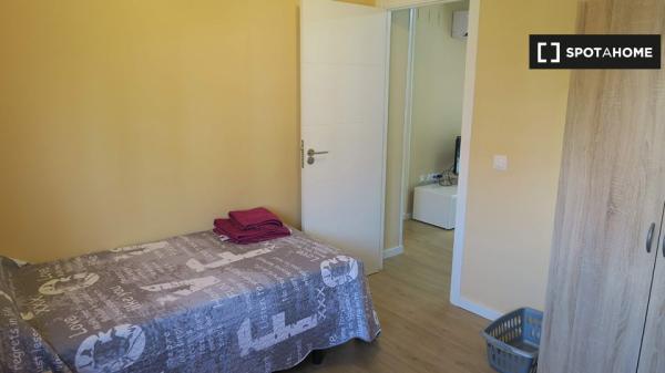 Exterior room in 4-bedroom apartment in Triana, Seville