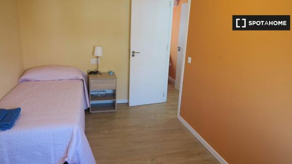 Exterior room in 4-bedroom apartment in Triana, Seville