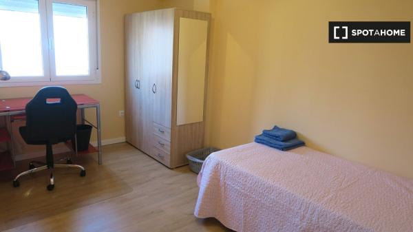 Exterior room in 4-bedroom apartment in Triana, Seville