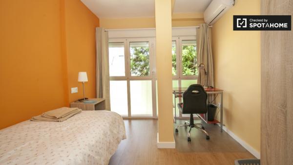 Bright room in 4-bedroom apartment in Triana, Seville