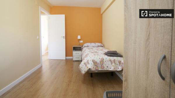 Bright room in 4-bedroom apartment in Triana, Seville