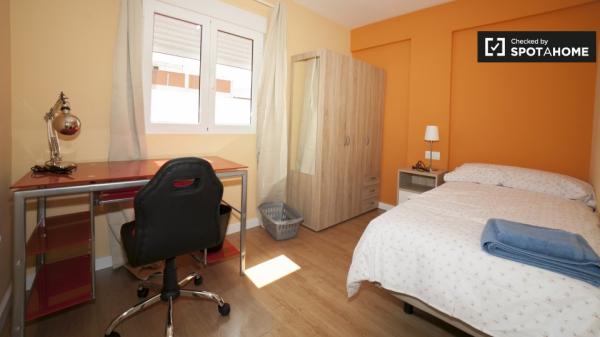 Bright room in 4-bedroom apartment in Triana, Seville