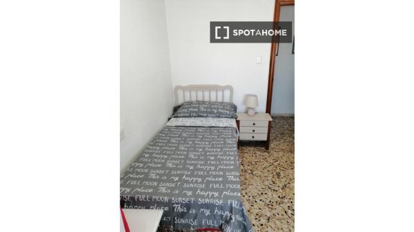 Chambre à louer dans un appartement partagé à Elche, Alicante