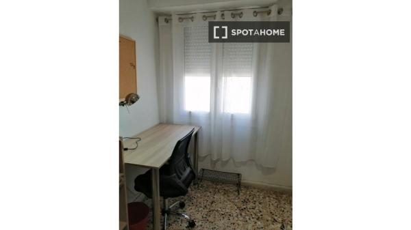 Chambre à louer dans un appartement partagé à Elche, Alicante