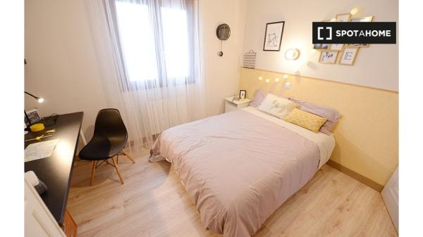 Rooms for rent in 4-bedroom apartment in Deusto, Bilbao