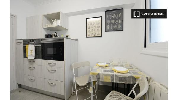 Rooms for rent in 4-bedroom apartment in Deusto, Bilbao