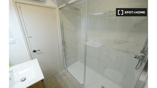 Rooms for rent in 4-bedroom apartment in Deusto, Bilbao