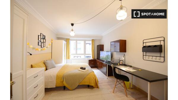 Rooms for rent in 4-bedroom apartment in Deusto, Bilbao