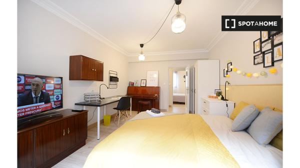 Rooms for rent in 4-bedroom apartment in Deusto, Bilbao