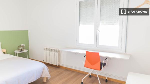 Zimmer zu vermieten in 5-Zimmer-Wohnung in Barcelona