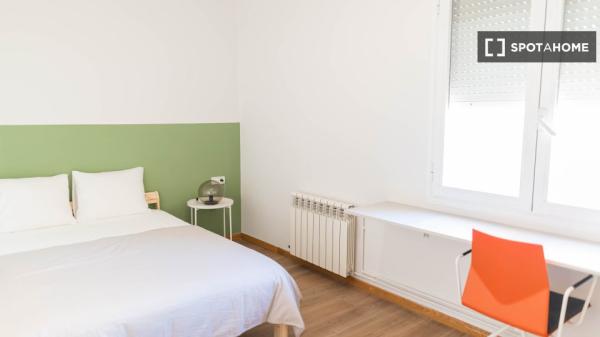 Zimmer zu vermieten in 5-Zimmer-Wohnung in Barcelona