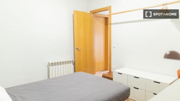 Zimmer zu vermieten in 5-Zimmer-Wohnung in Barcelona