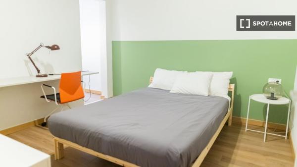 Zimmer zu vermieten in 5-Zimmer-Wohnung in Barcelona