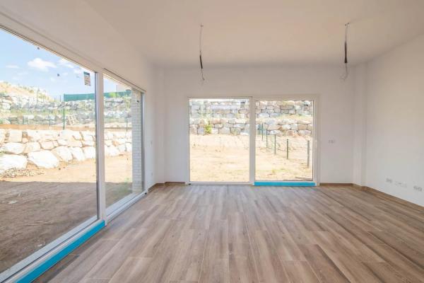 Chalet adosado en venta en calle Canaries, 18