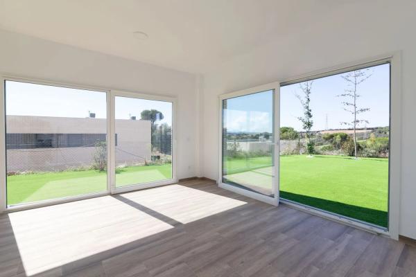 Chalet adosado en venta en calle Canaries, 18